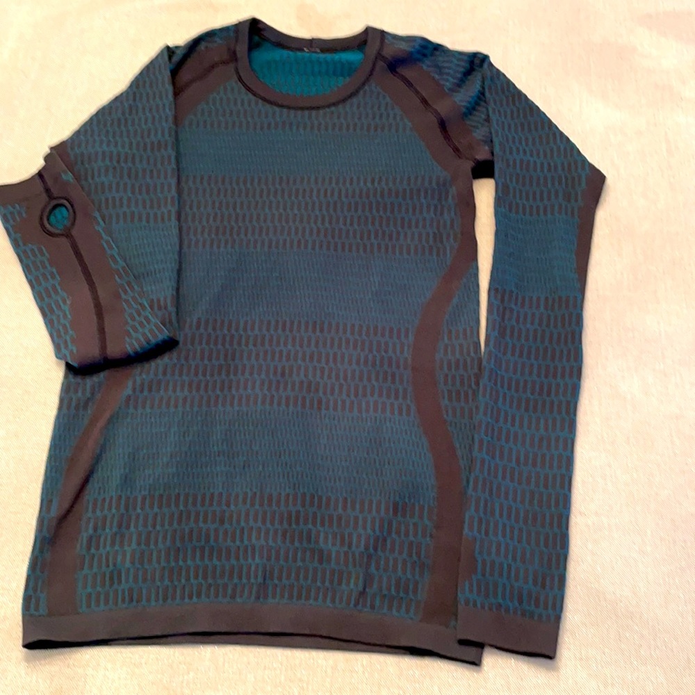 COPY - Size 6 Lululemon long sleeve active wear shirt